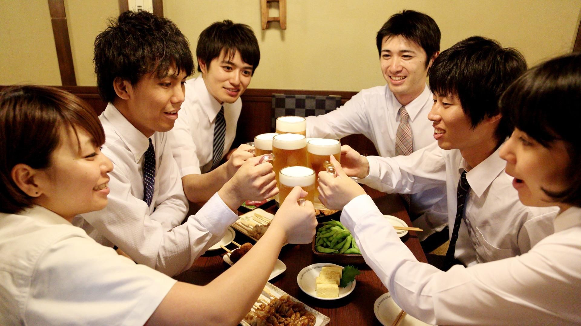 仕事終わりに同僚とお酒を楽しむ飲酒文化 仕事終わりに同僚とお酒を楽しむ飲酒文化