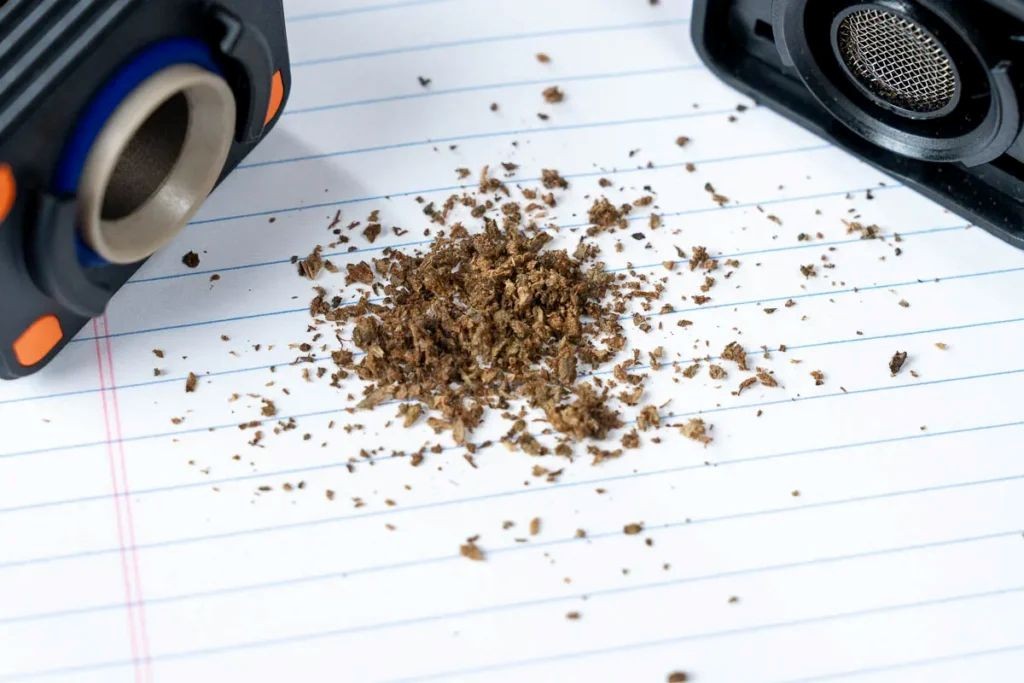 乾燥ハーブやワックスなどの素材を燃焼させずに加熱し